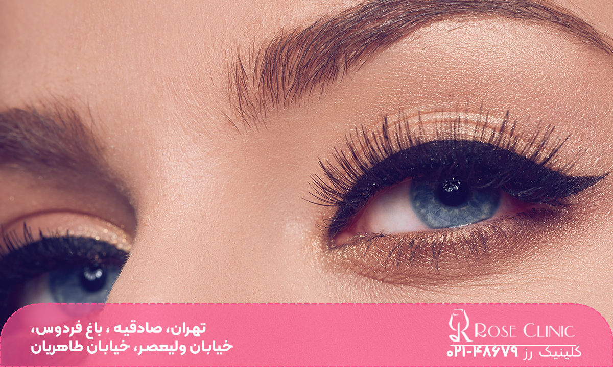 چشم های آبی رنگ دختر که آرایش چشم انجام داده است