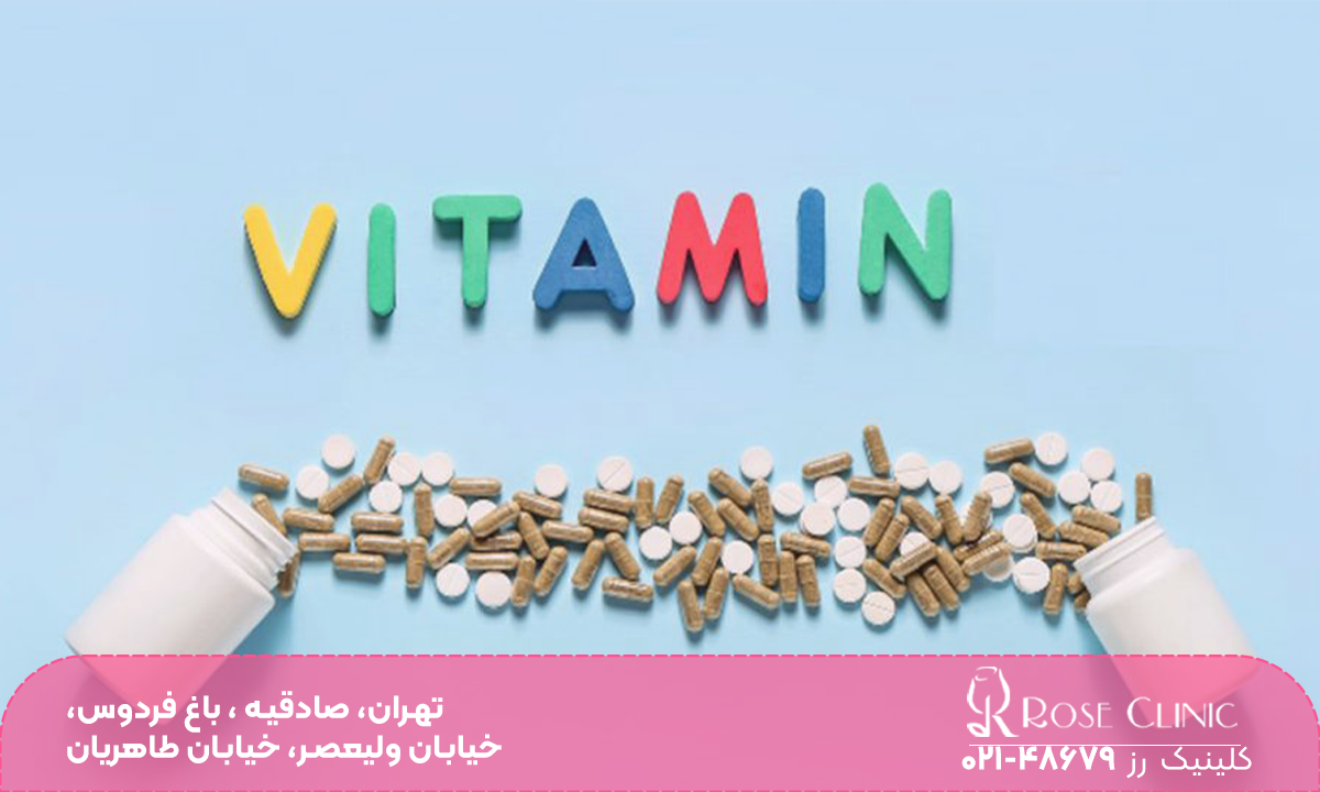 دو شیشه قرص که قرص های داخل آنها روی زمین ریخته شده است و روی تصویر کلمه vitamin نوشته شده است