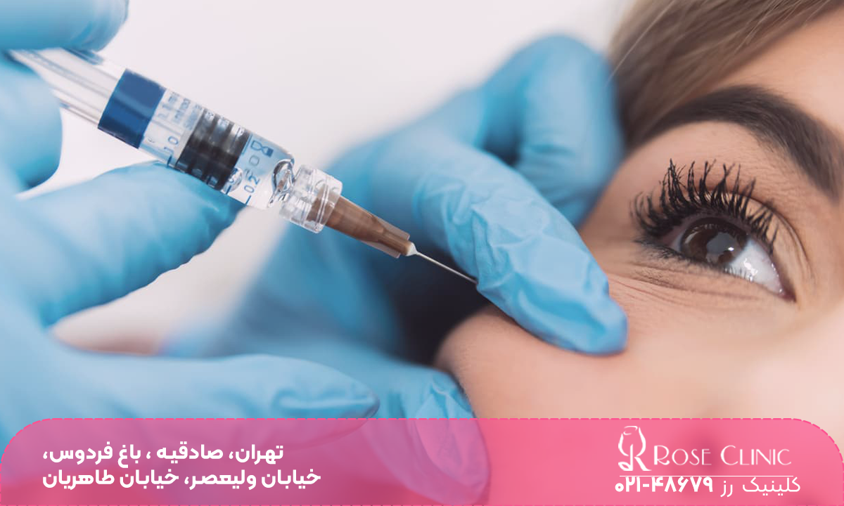 دکتری که با یک دست گونه فرد را گرفته و با دست دیگر در حال تزریق ژل است