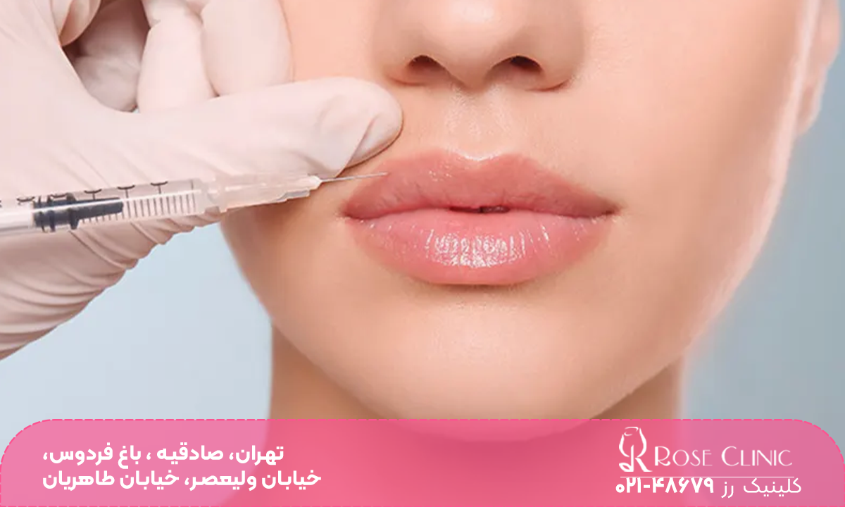 دکتری که دست خود را روی صورت دختر گرفته و به لب بالای او ژل تزریق می کند