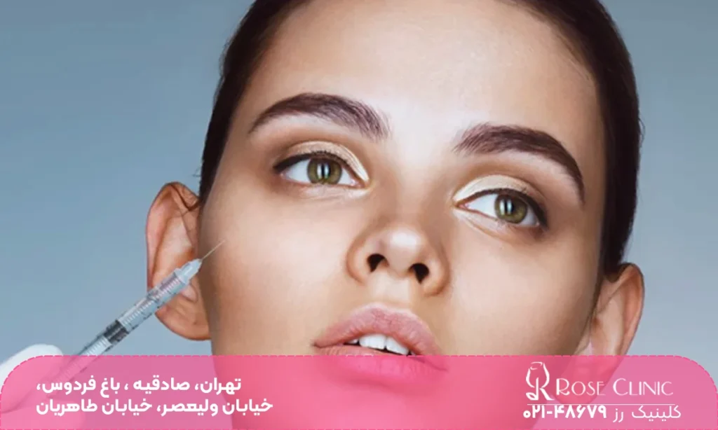 خانمی که به سمت دیگری نگاه می کند و دستان دکتری با دستکش سفید که در حال تزریق است - تزریق ژل گونه