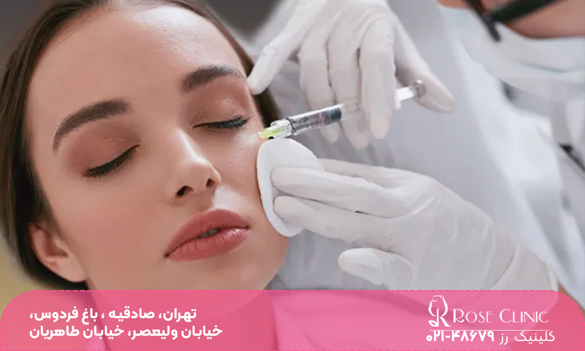 پزشکی که روی گونه دختر مزوژل تزریق می کند و یک پد را زیر سرنگ نگه داشته است