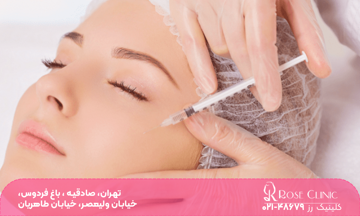 دختری که چشم خود را بسته و کلاه به سر دارد و دست پزشکی که به گونه او مزوژل تزریق می کند