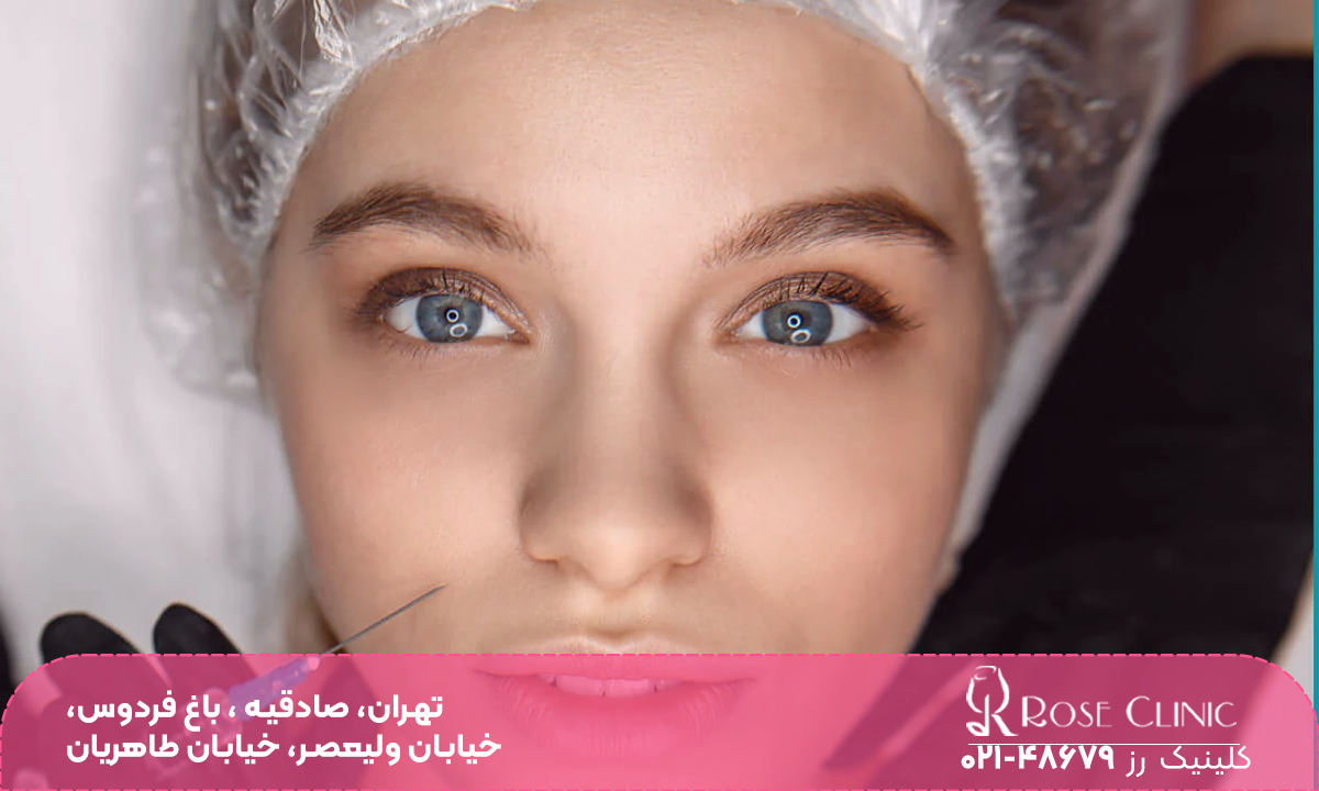 صورت دختری که به دوربین خیره شده است و فردی یک سرنگ در کنار خط خنده او نگه داشته است