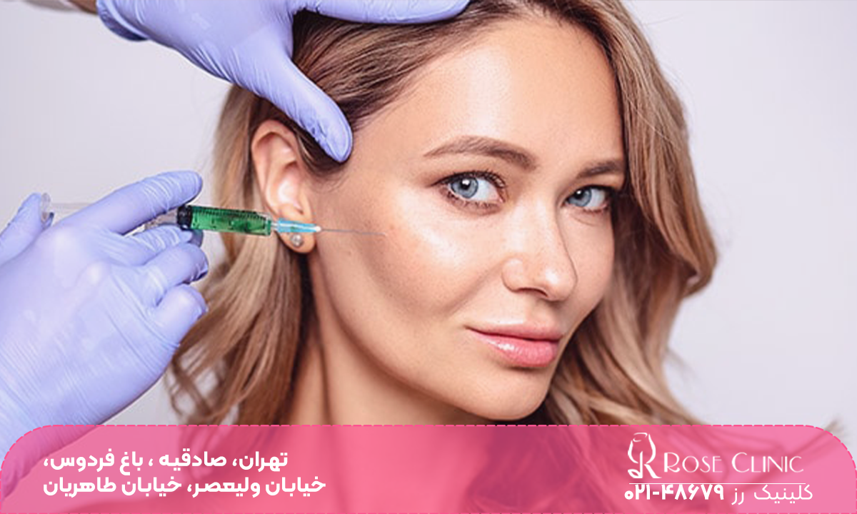 صورت خانمی که با یک سرنگ به گونه او پروفایلو تزریق می شود