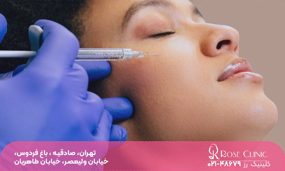 فردی که خوابیده و دست دکتری با دستکش آبی در حال تزریق پروفایلو است