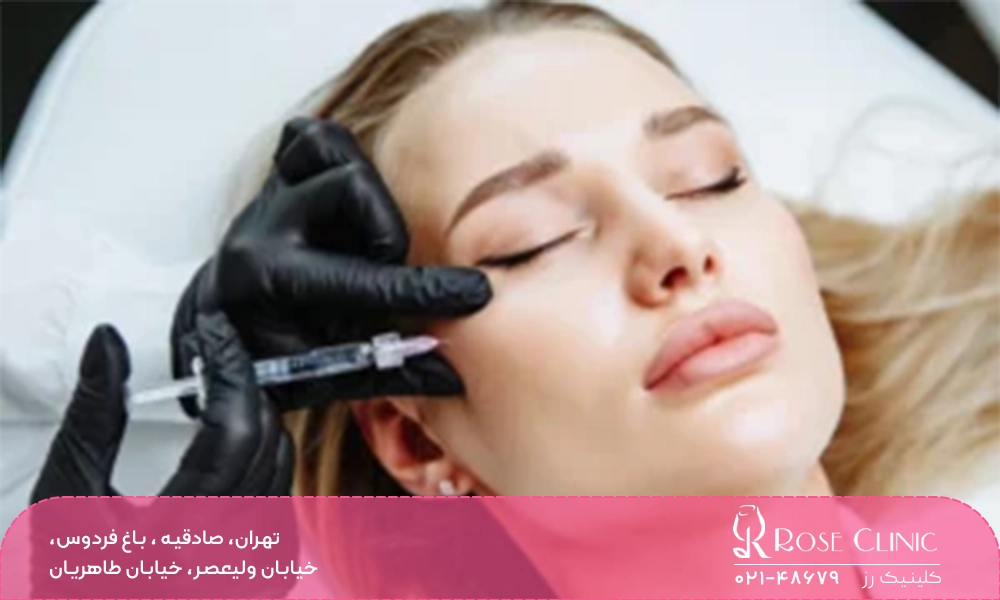 زنی در حال تزریق فیلر تزریق ژل